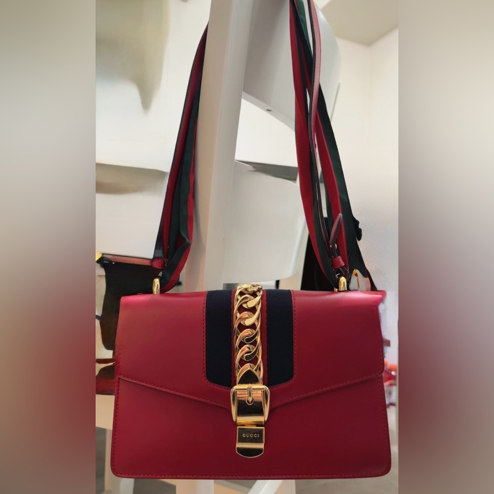 Authentic Gucci Sylvie chain shoulder bag